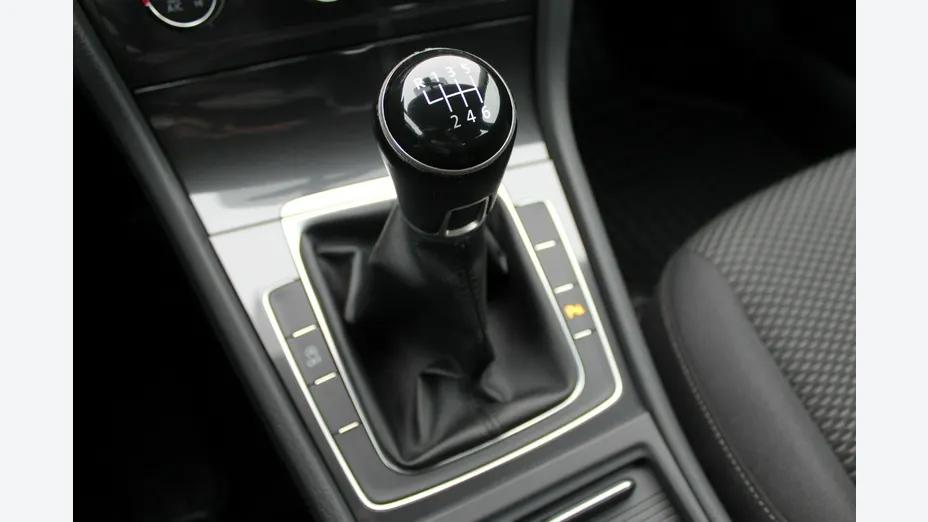 VOLKSWAGEN Golf -