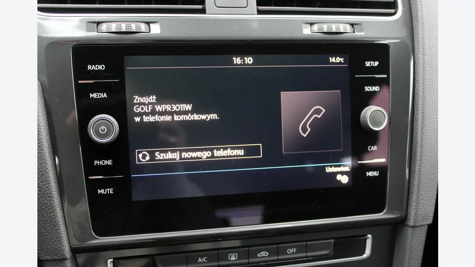 VOLKSWAGEN Golf -