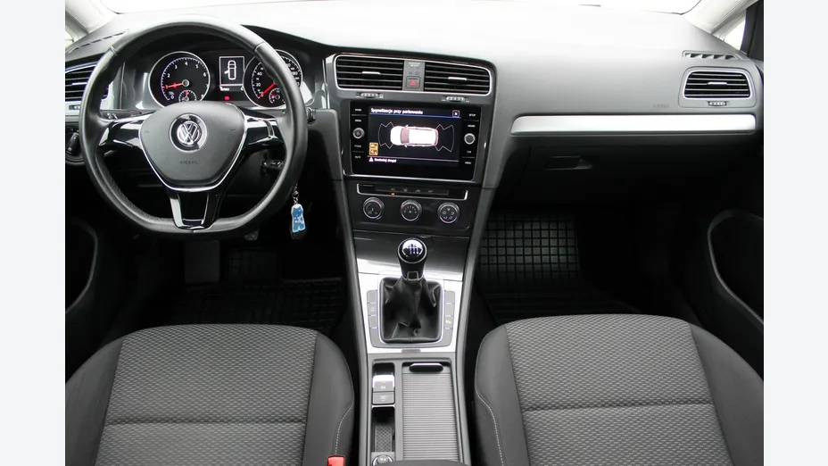 VOLKSWAGEN Golf -