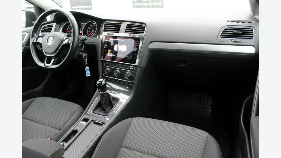 VOLKSWAGEN Golf -