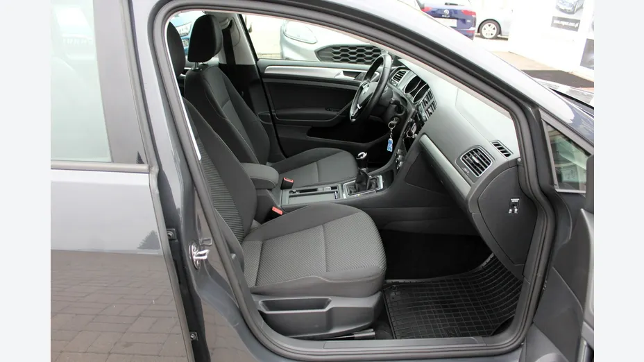 VOLKSWAGEN Golf -