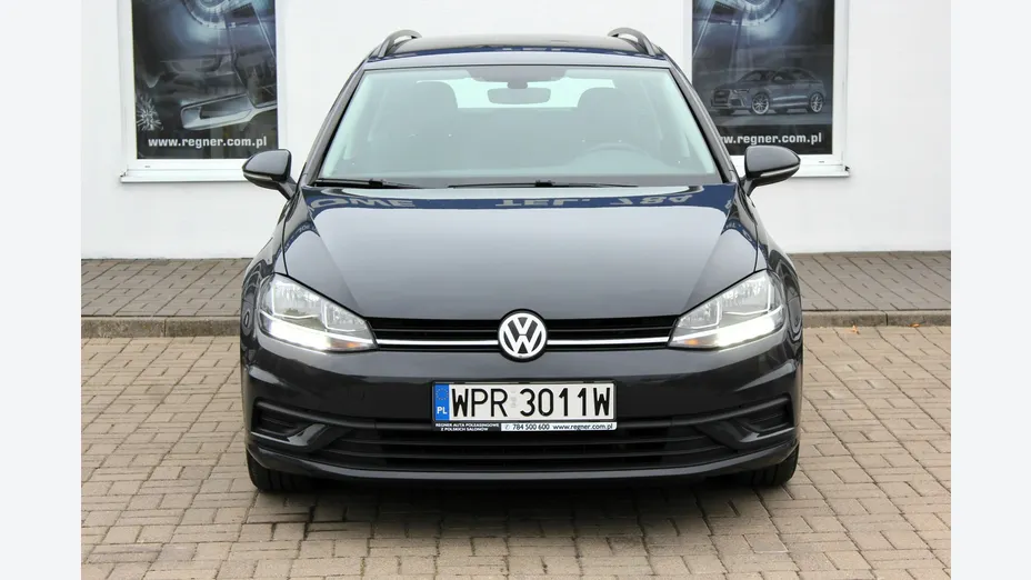 VOLKSWAGEN Golf -