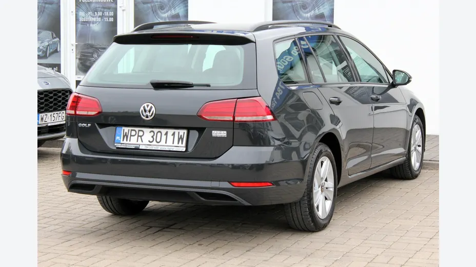 VOLKSWAGEN Golf -