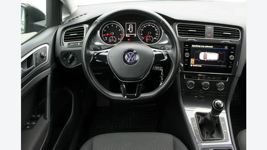 VOLKSWAGEN Golf -