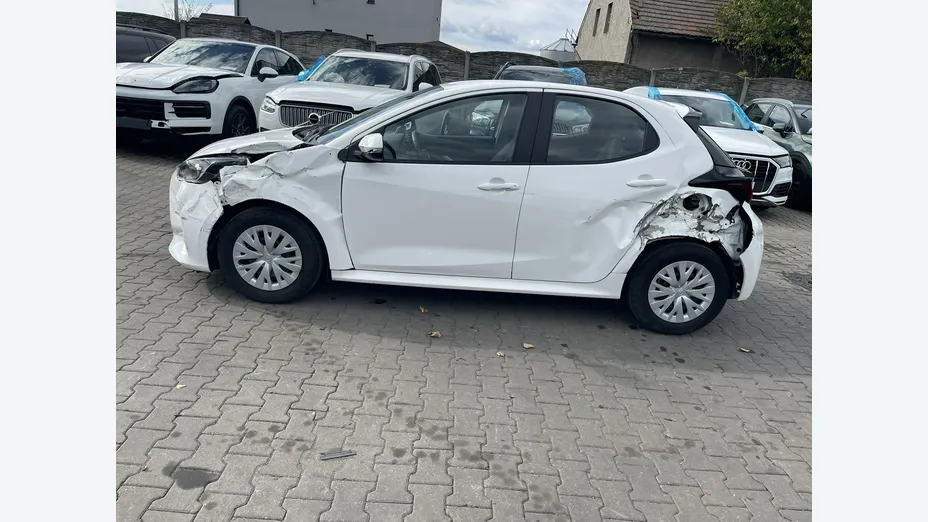 TOYOTA Yaris -