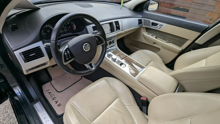JAGUAR XF -