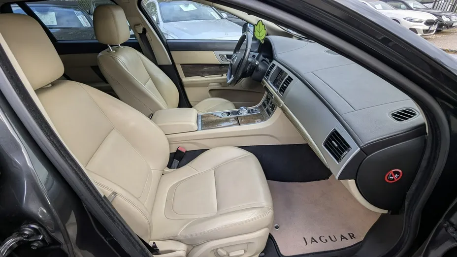JAGUAR XF -