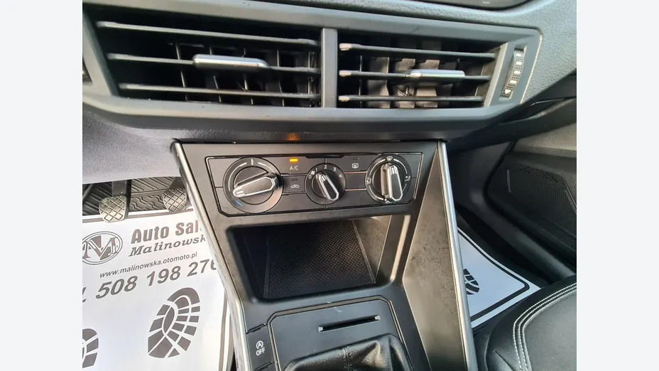 VOLKSWAGEN Polo -