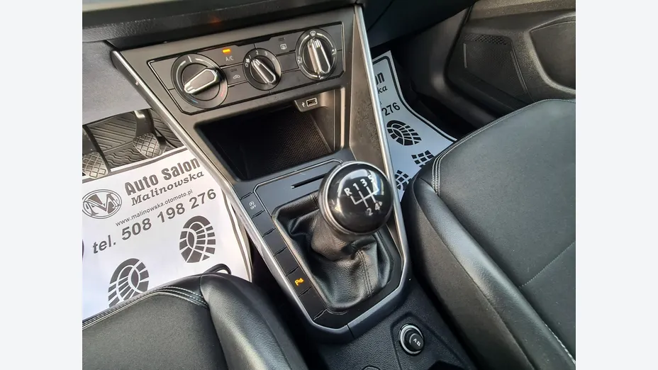 VOLKSWAGEN Polo -