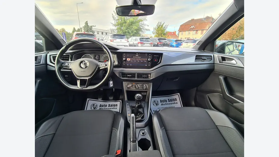 VOLKSWAGEN Polo -