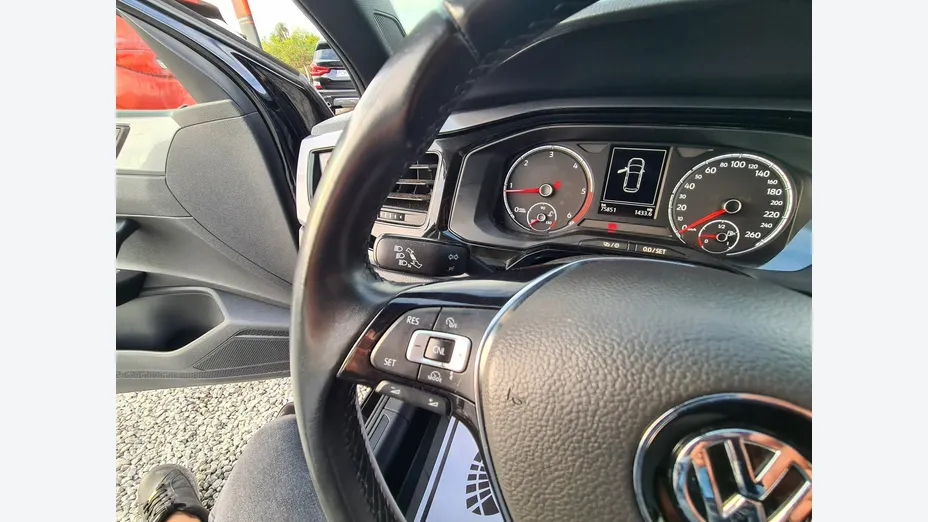 VOLKSWAGEN Polo -