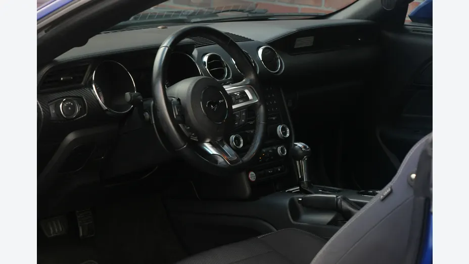 FORD Mustang -