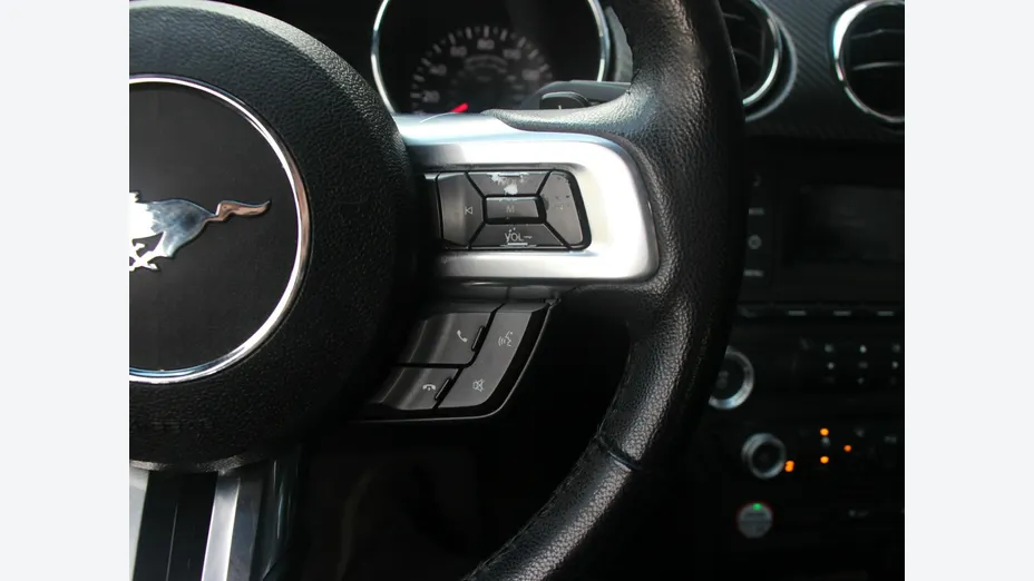 FORD Mustang -