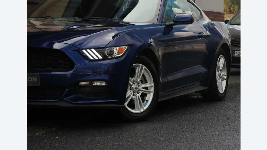 FORD Mustang -
