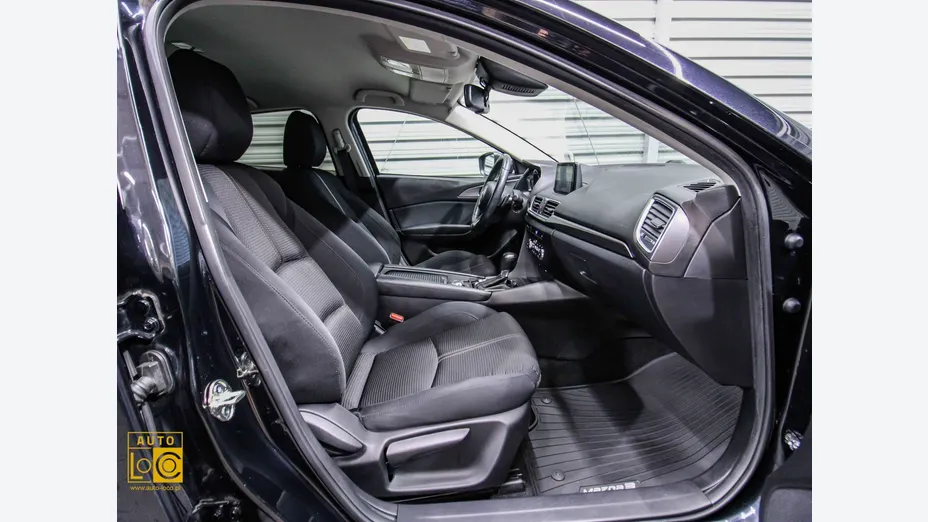 MAZDA 3 -