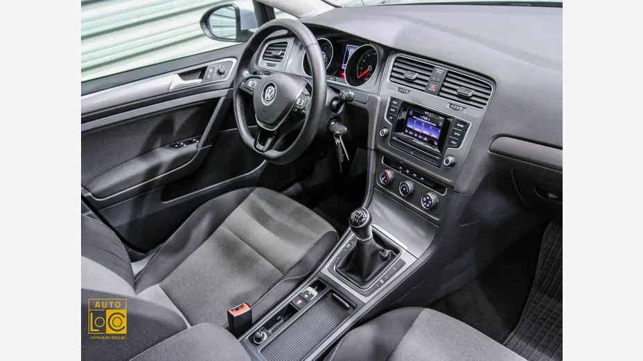 VOLKSWAGEN Golf -