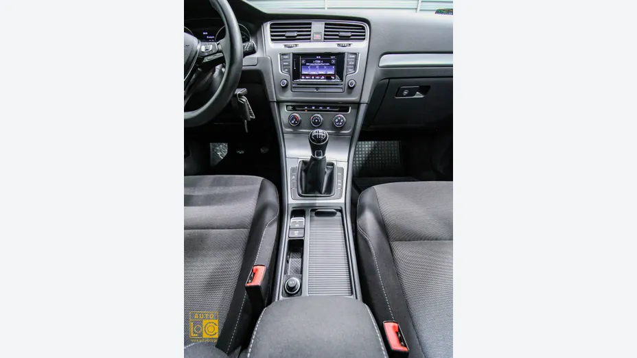 VOLKSWAGEN Golf -