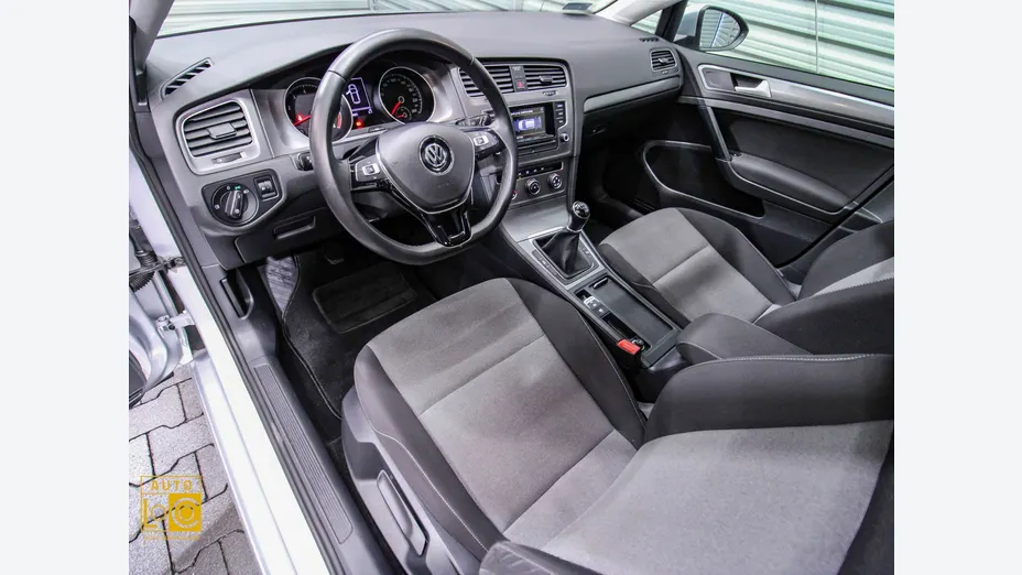 VOLKSWAGEN Golf -