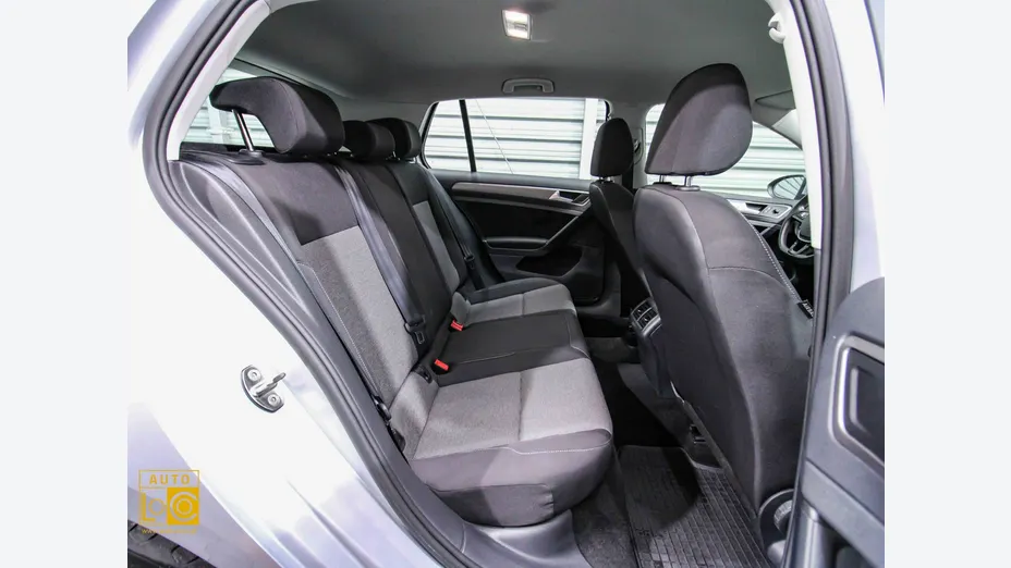 VOLKSWAGEN Golf -