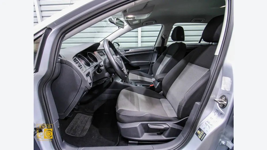 VOLKSWAGEN Golf -