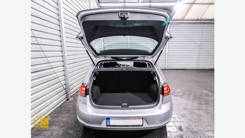 VOLKSWAGEN Golf -