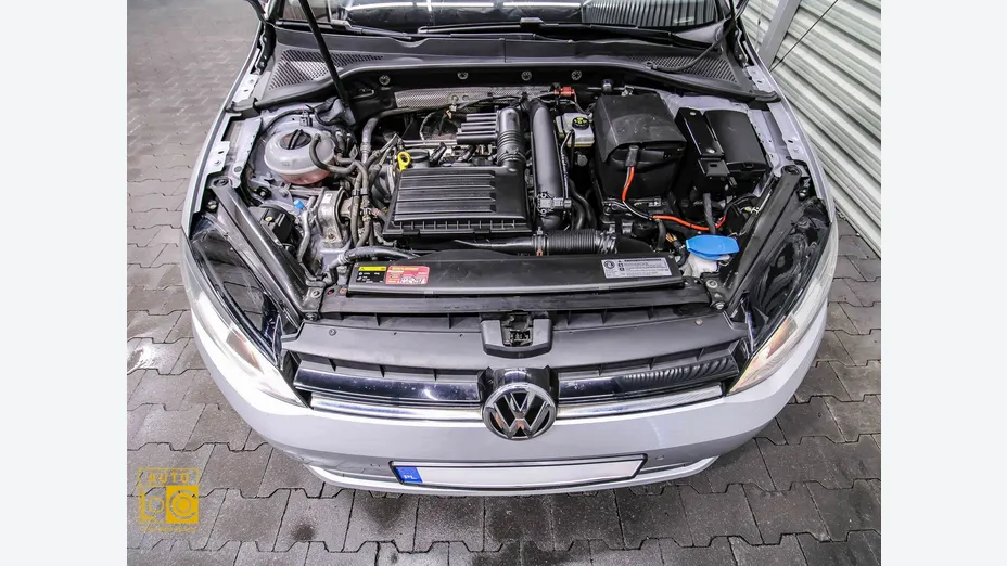 VOLKSWAGEN Golf -