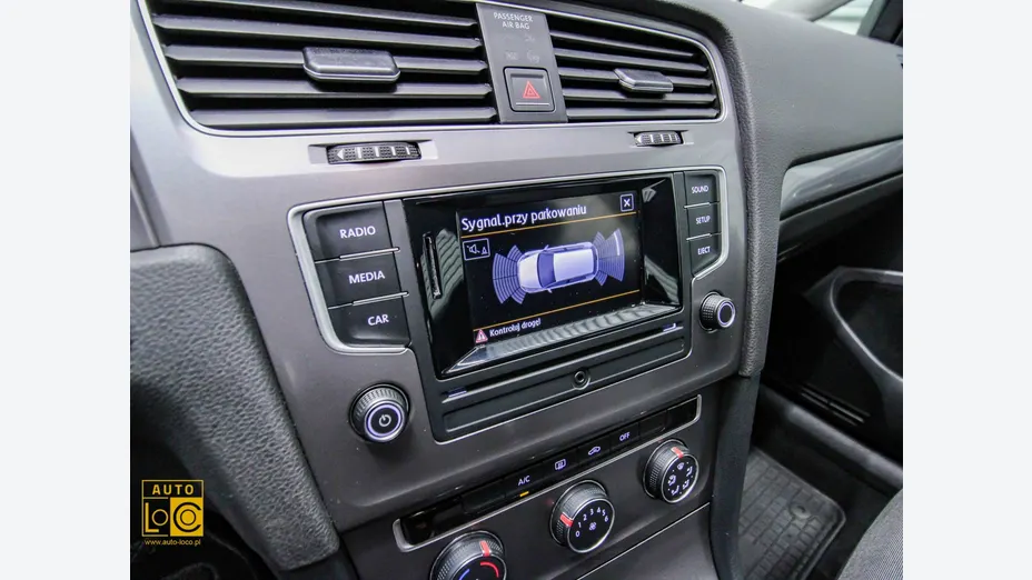 VOLKSWAGEN Golf -