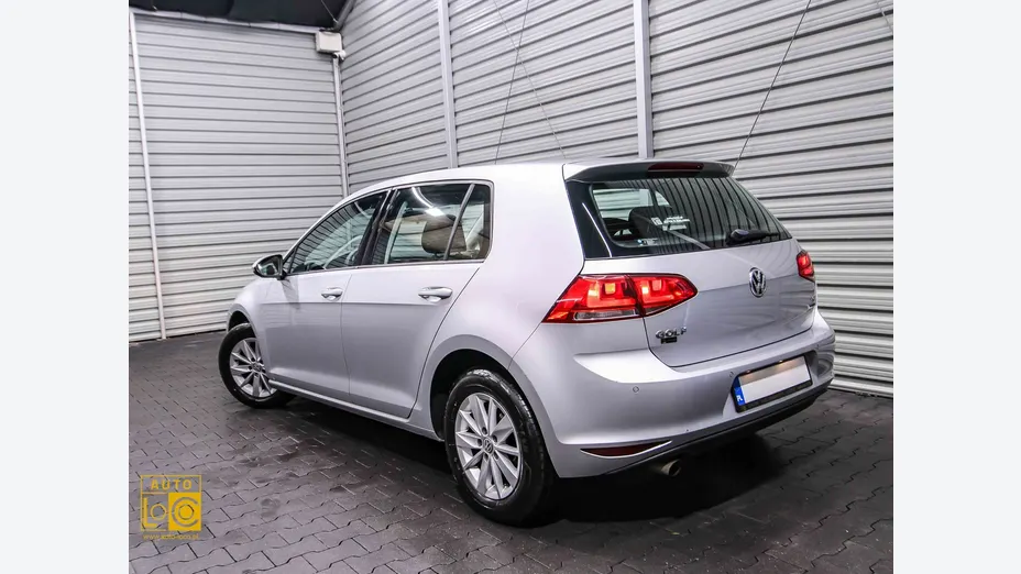 VOLKSWAGEN Golf -