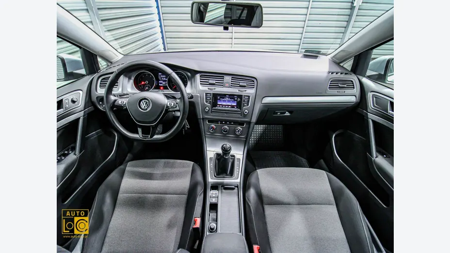 VOLKSWAGEN Golf -