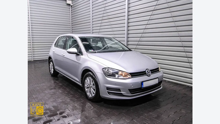 VOLKSWAGEN Golf -