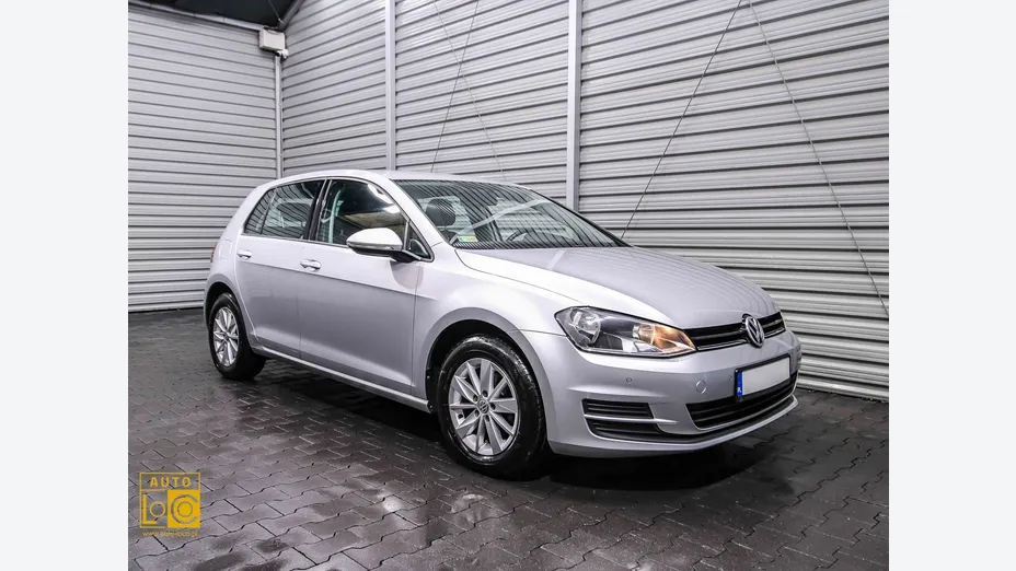 VOLKSWAGEN Golf -
