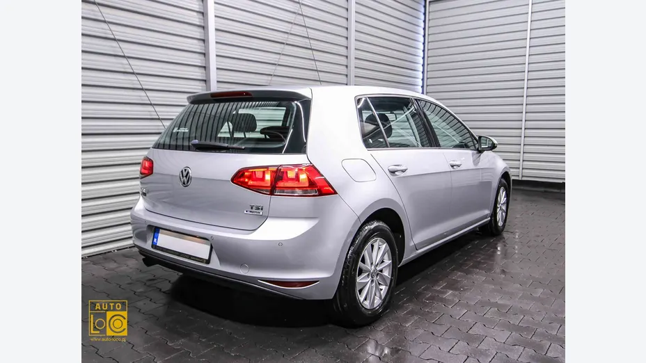 VOLKSWAGEN Golf -