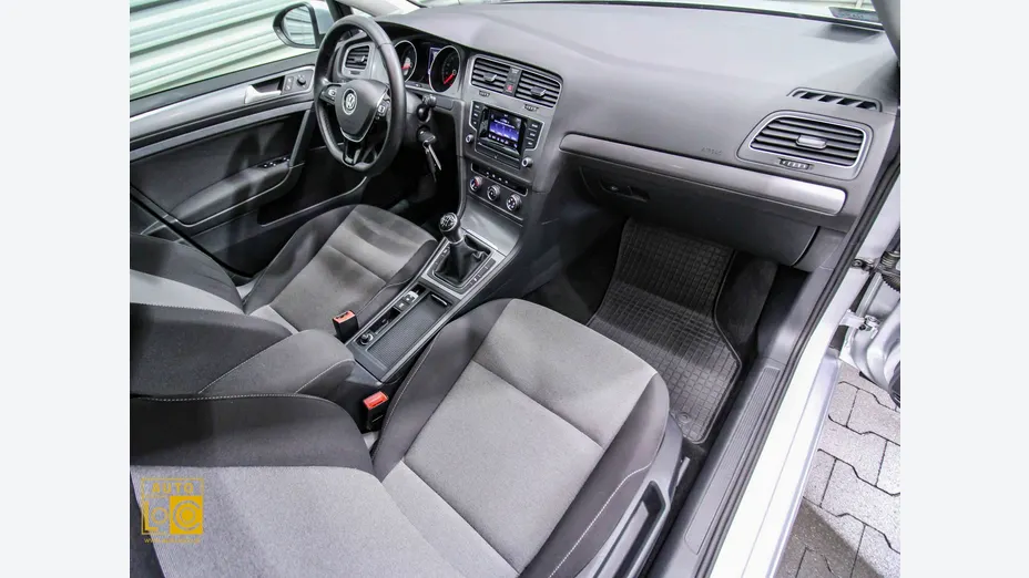 VOLKSWAGEN Golf -