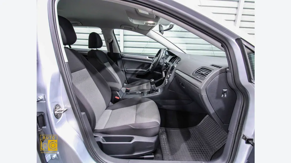 VOLKSWAGEN Golf -