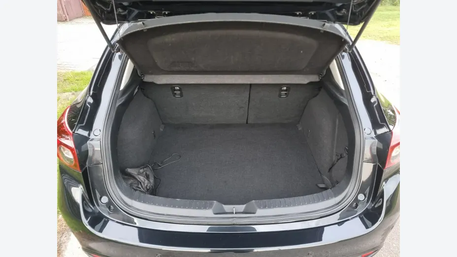 MAZDA 3 -