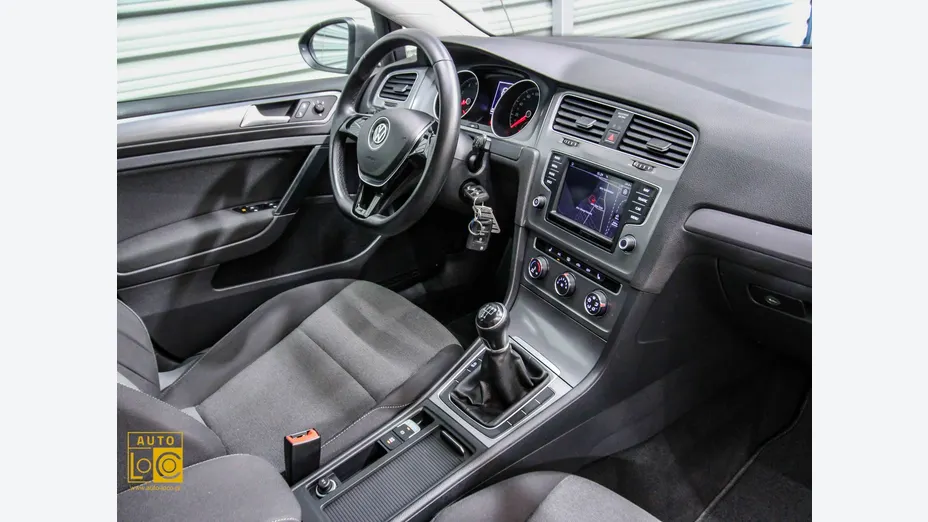 VOLKSWAGEN Golf -