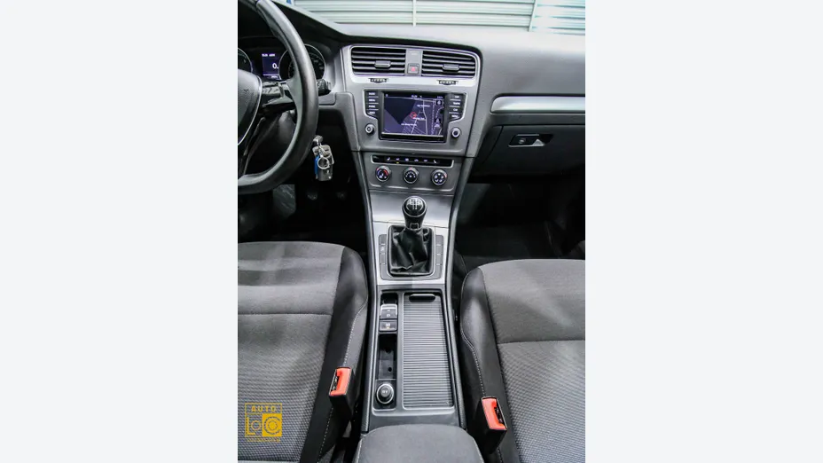 VOLKSWAGEN Golf -