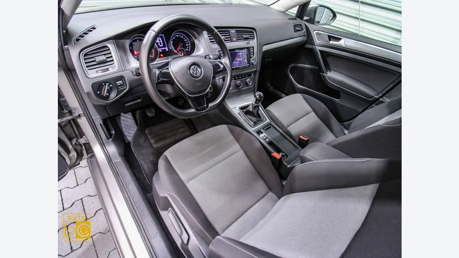 VOLKSWAGEN Golf -