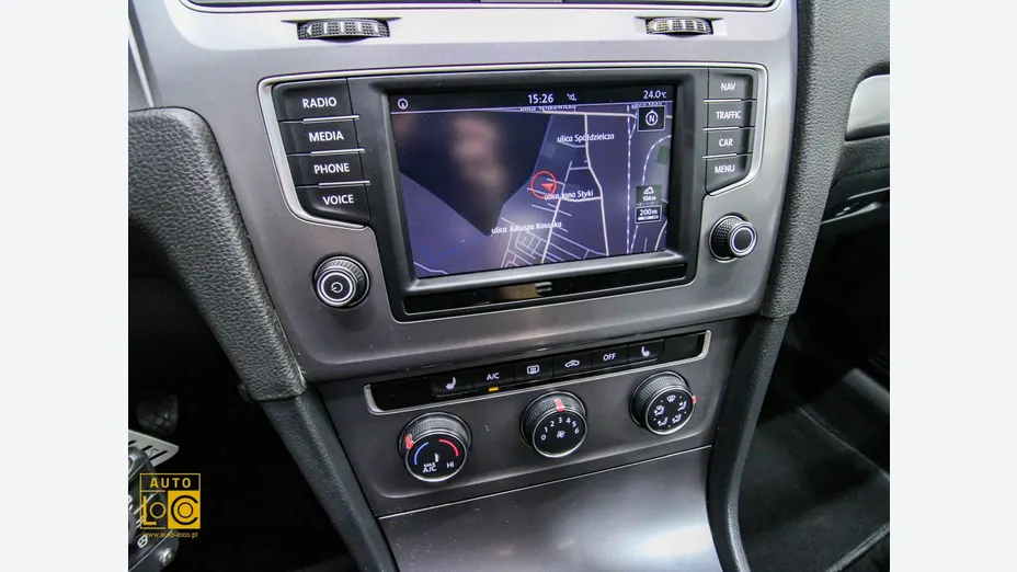 VOLKSWAGEN Golf -