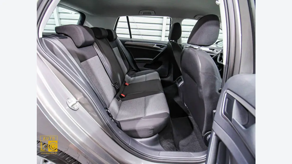 VOLKSWAGEN Golf -