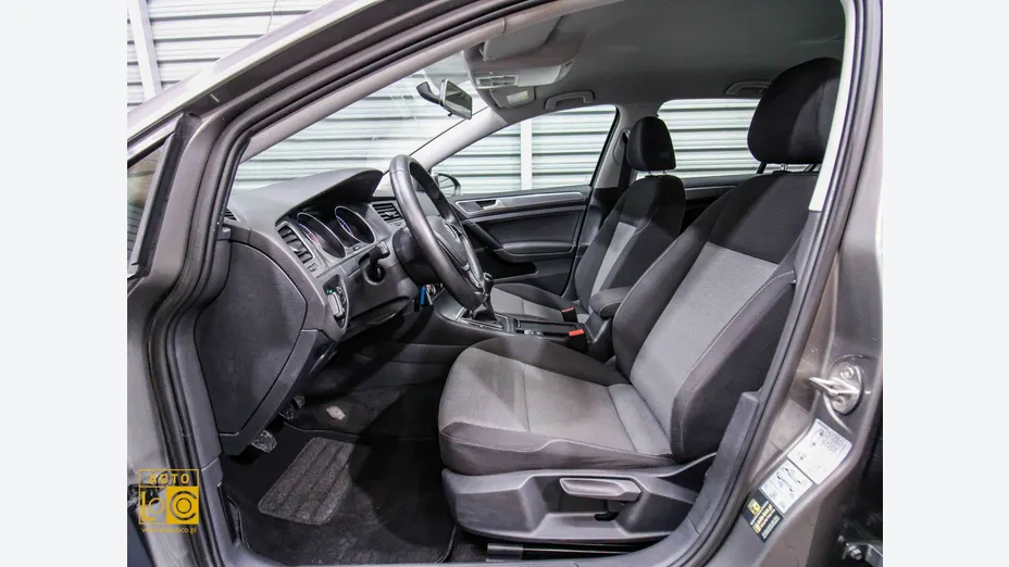 VOLKSWAGEN Golf -
