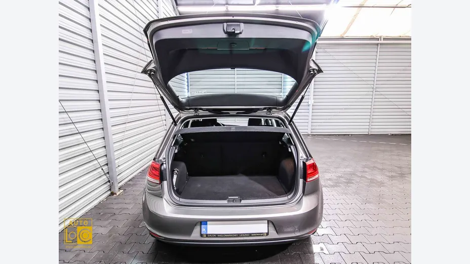 VOLKSWAGEN Golf -
