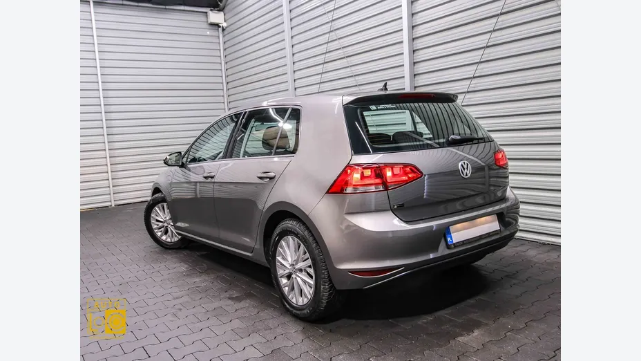 VOLKSWAGEN Golf -