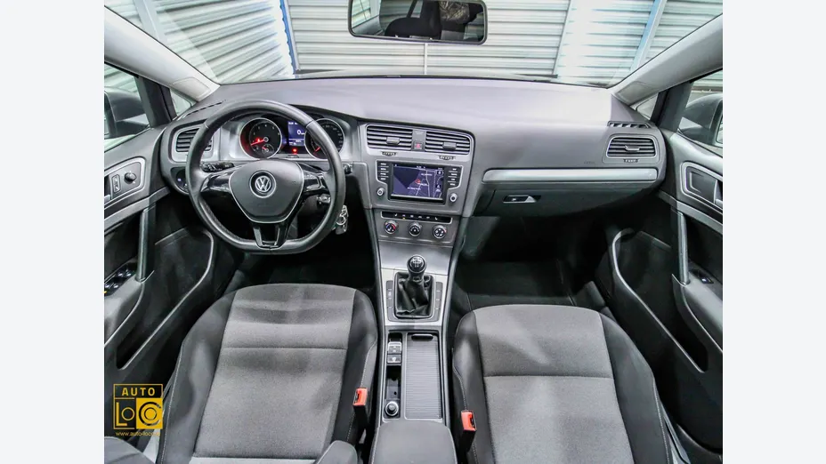 VOLKSWAGEN Golf -