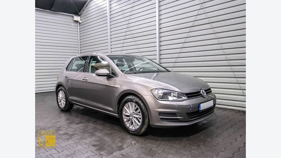 VOLKSWAGEN Golf -