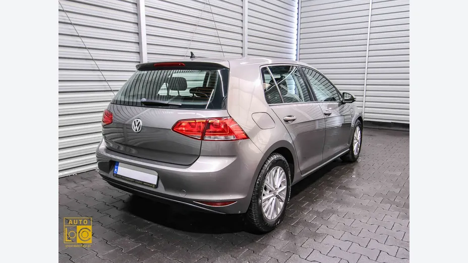 VOLKSWAGEN Golf -