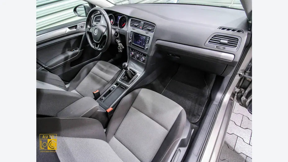 VOLKSWAGEN Golf -