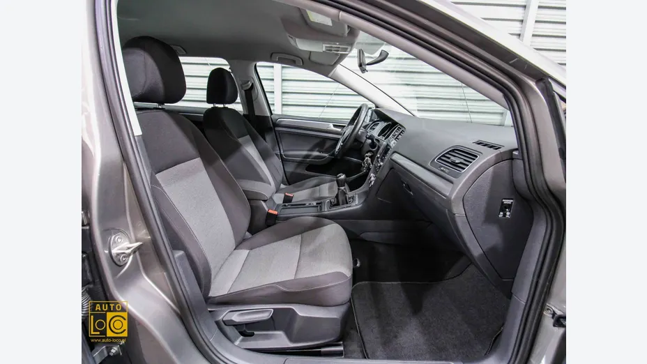 VOLKSWAGEN Golf -