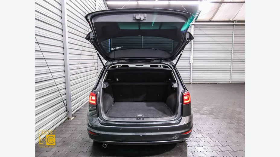 VOLKSWAGEN Golf Sportsvan -