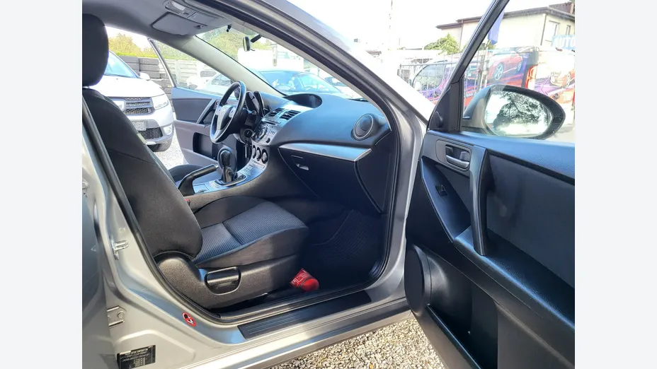 MAZDA 3 -